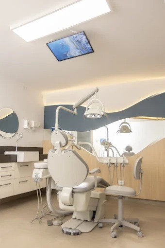 Sala de atendimento odontológico com cadeira e iluminação do consultório