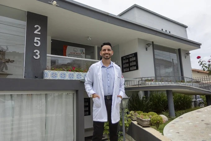 Dr. João Marcos em frente ao consultório na Rua Joaquim Bento Carvalho, 253